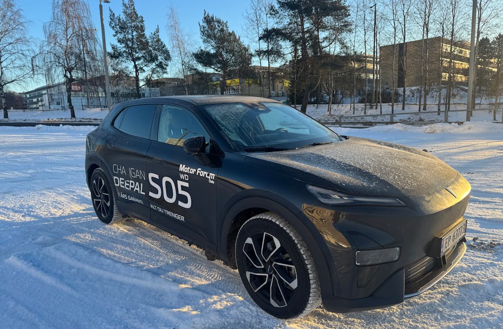 KRAFTPAKKE. Med 435 hestekrefter og firehjulsdrift er Deepal S05 langt kvassere enn den rolige familieprofilen skulle tilsi.