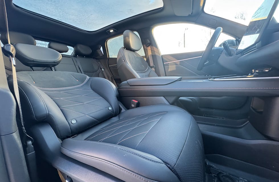 SMÅ DETALJER. Leggstøtte foran, frunk til småting og en ryddig kupé viser hvordan Deepal S05 forsøker å gi litt ekstra i hverdagen.