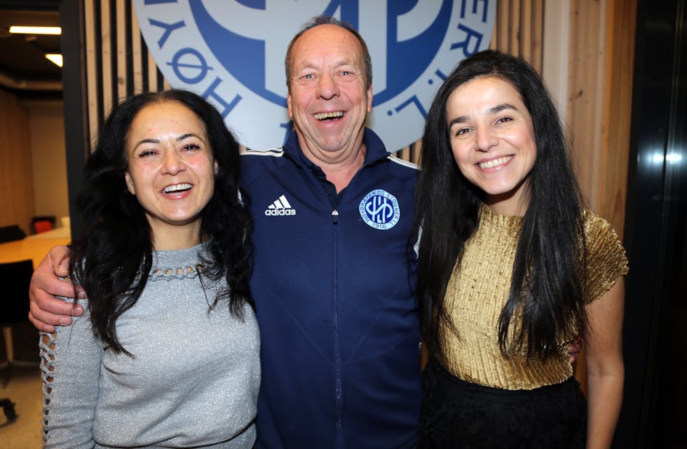 MELLOM DAMENE: Styreleder i HSIL, Jon Schmidt, med to ikke ubetydelige damer innen idretten – leder for Oslo Idrettskrets, Marcela Montserrat Fonseca Bustos (t. v) og idrettspresident Zaineb Al- Samarai i forbindelse med et besøk på Idrettens hus Nordbyen.