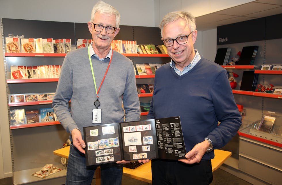 FRIMERKEGALE GRORUDDØLER: Designansvarlig Arnfinn Skåle (t. v) og avtroppende frimerkedirektør Halvor Fasting viser fram samlesettet over norske frimerker som kom ut i 2025. Nå gir Halvor seg, mens Arnfinn fortsetter sin frimerketjeneste i Persveien på Ulven.