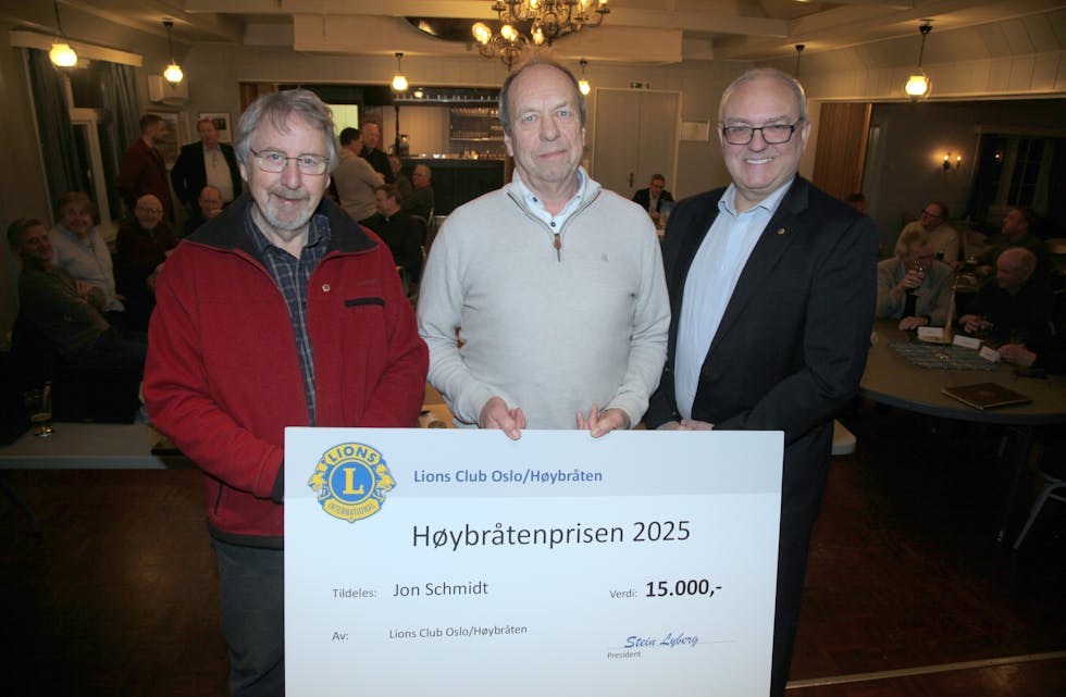 VERDIG VINNER: Jon Schmidt fikk diplom, blomster, godt drikke og en sjekk på 15.000 kroner – men mest betydningsfullt er æren over å bli hedret som Høybråtenprismottaker. President Stein Lyberg (t. v) og priskomitéleder Bjørn Håkon Torheim (t. h) gledet seg på Jons vegne. Tredje komitémedlem, Marius Fjeld, var ikke til stede for anledningen.