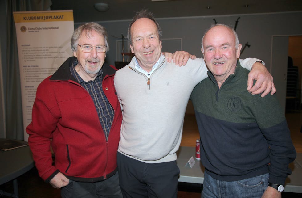 PRISVERDIG TRIO: Nåværende president i Høybråten Lions, Stein Lyberg (t. v) og Villy Kolstad (t.h) er tidligere mottakere av Høybråtenprisen. De gledet seg over å ønske Jon Schmidt velkommen inn i den ekslusive klubben.