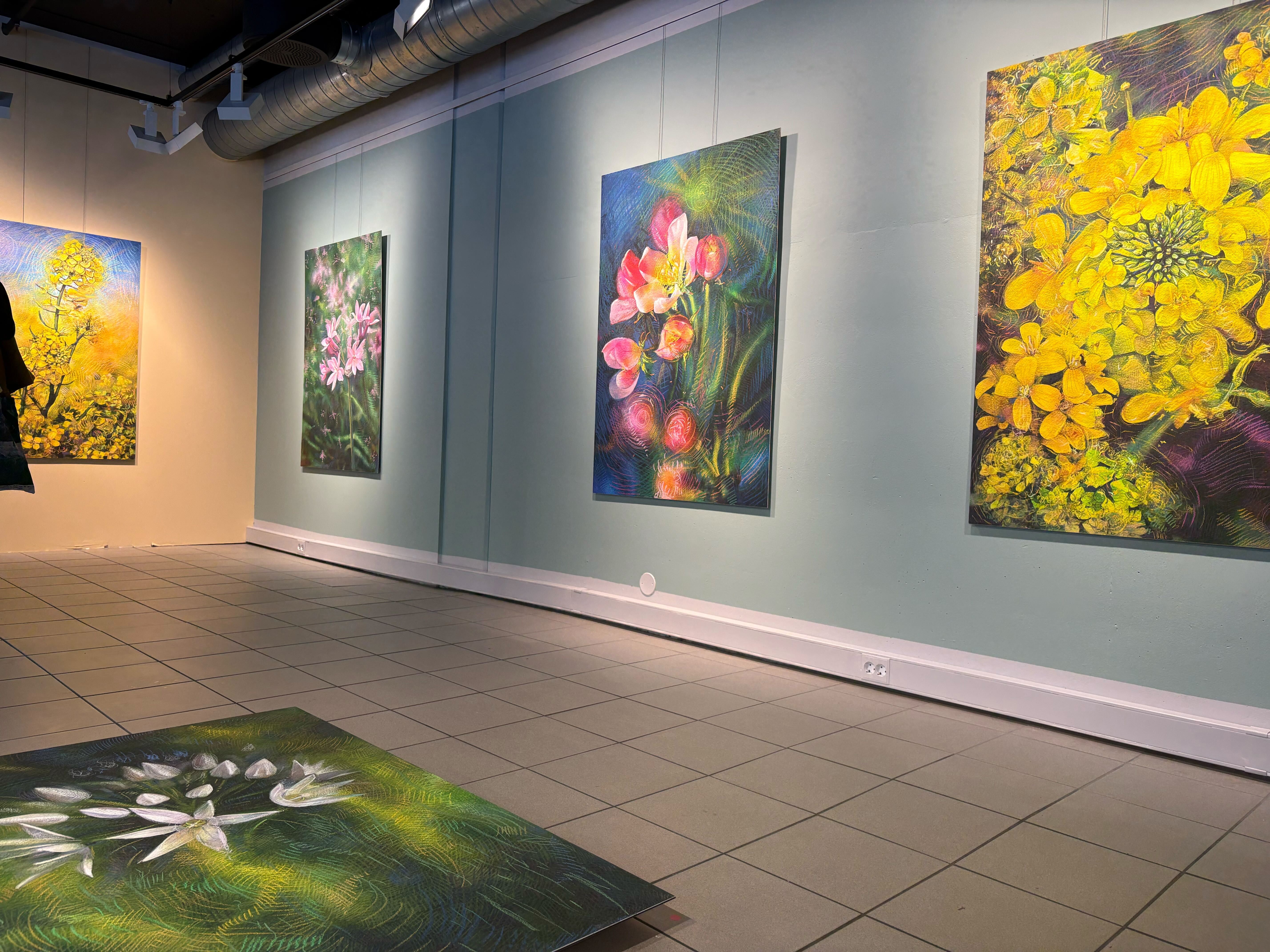 Ved første øyekast fremstår Shwan Dler Qaradakis blomsterverk som frodige og vakre – men under overflaten skjuler det seg en dyster historie.