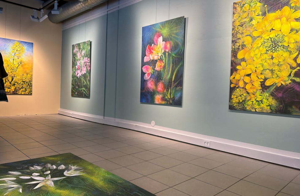 Ved første øyekast fremstår Shwan Dler Qaradakis blomsterverk som frodige og vakre – men under overflaten skjuler det seg en dyster historie.