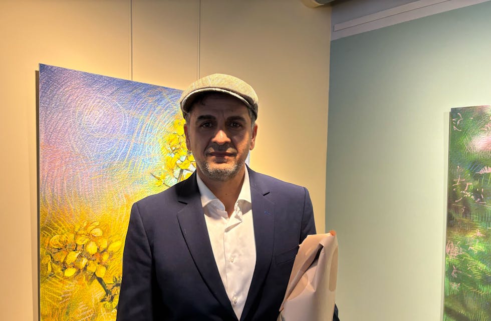 Shwan Dler Qaradaki (48) lever og ånder for kunst. Nå stiller han ut 12 kunstverk på GalleryLab Romsås fram til 21. februar.