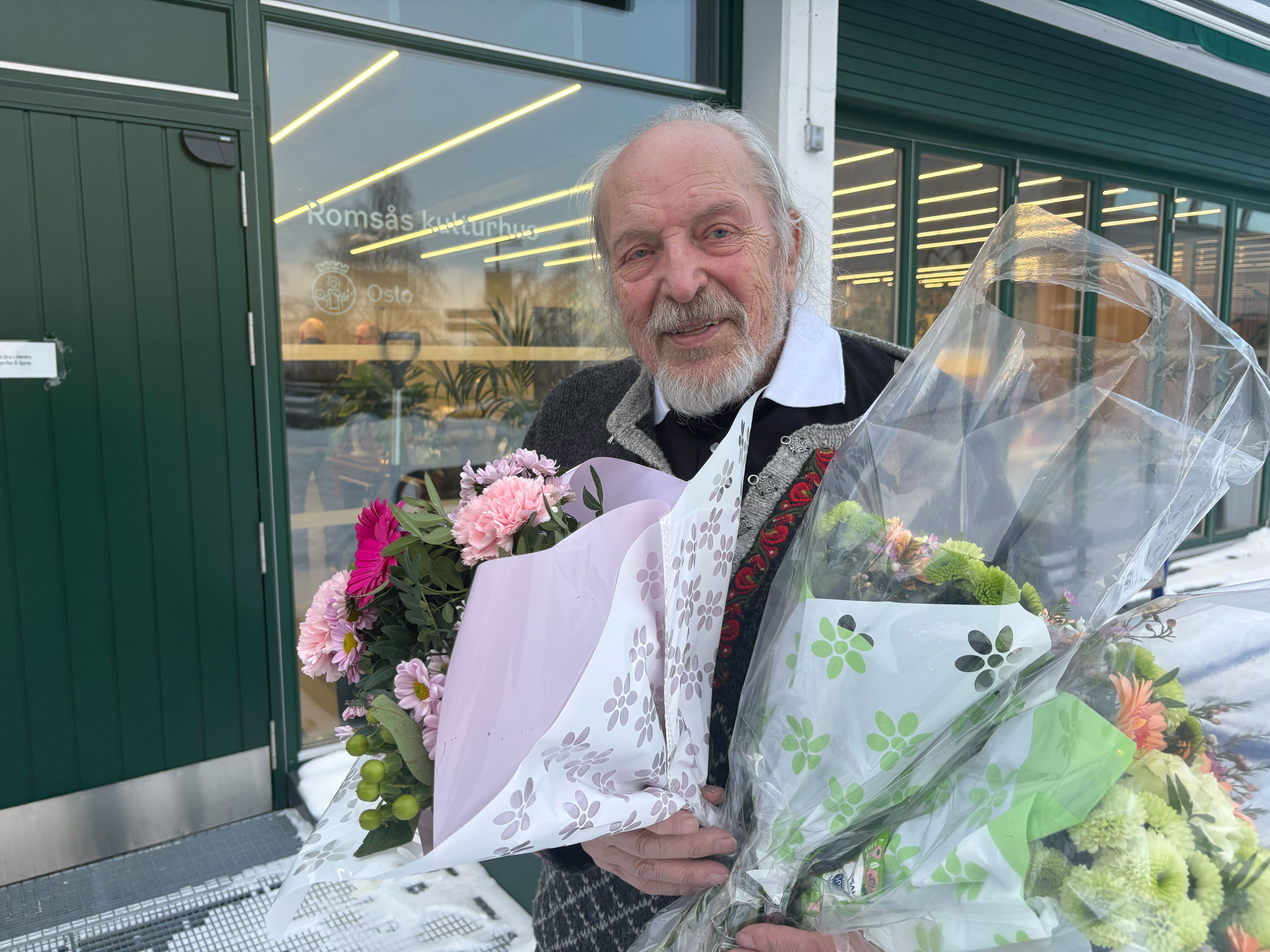 Svein Lanser ble hedret med blomster og varme gratulasjoner da han fylte 90 år og samtidig markerte 50 år med Lanser forlag.