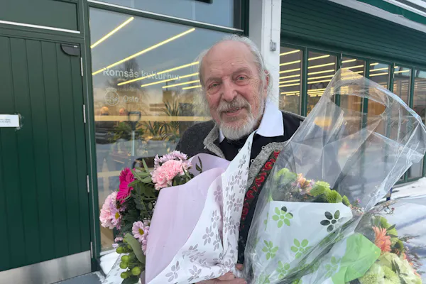 Svein Lanser ble hedret med blomster og varme gratulasjoner da han fylte 90 år og samtidig markerte 50 år med Lanser forlag.