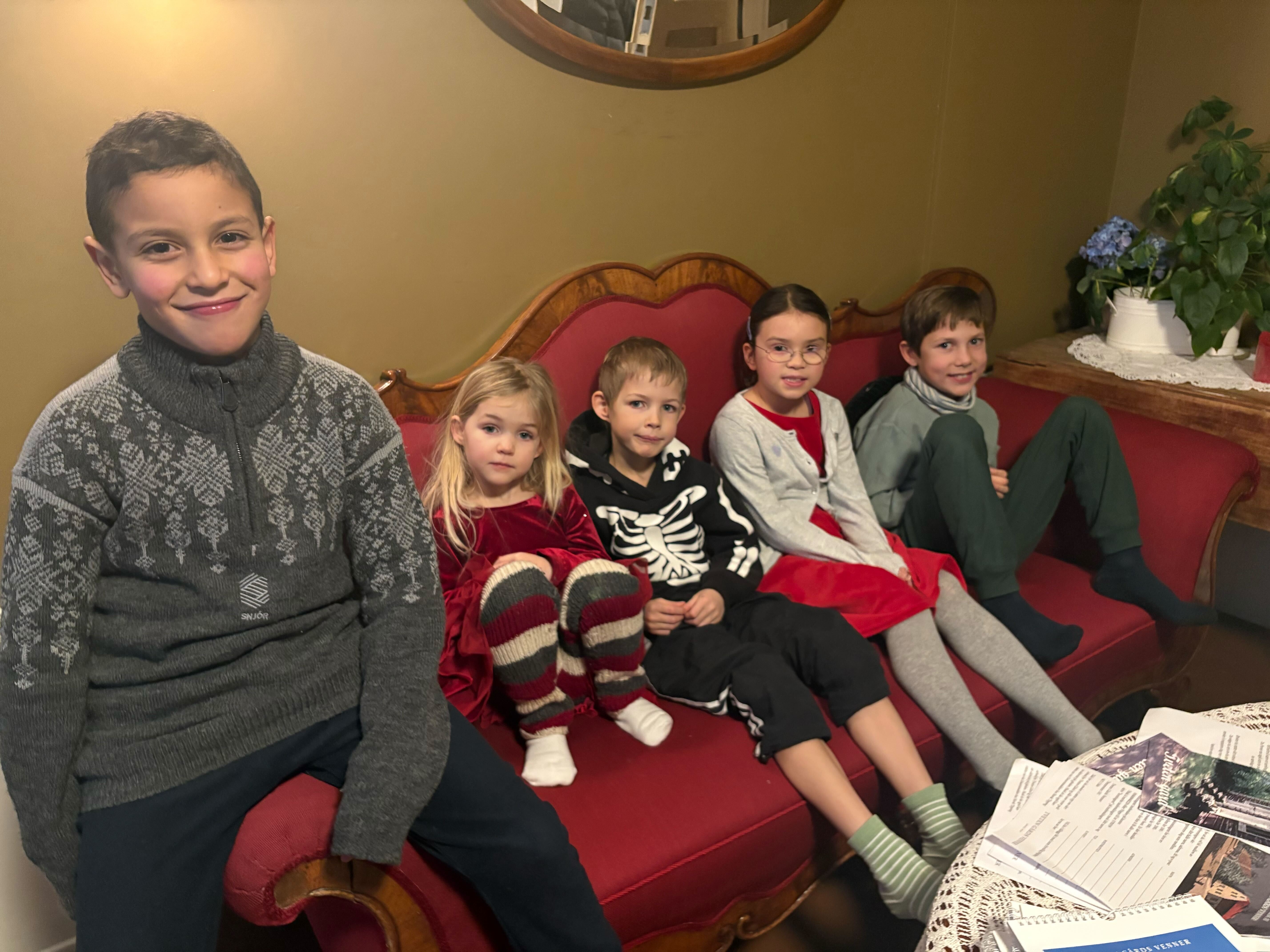 Etter en lang dag i akebakken koste Jakob (7) (f.v.), Eir (4), Baldr (7), Mia (7) og Even (7) seg i Tveten gårds varme lokaler.