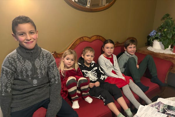Etter en lang dag i akebakken koste Jakob (7) (f.v.), Eir (4), Baldr (7), Mia (7) og Even (7) seg i Tveten gårds varme lokaler.