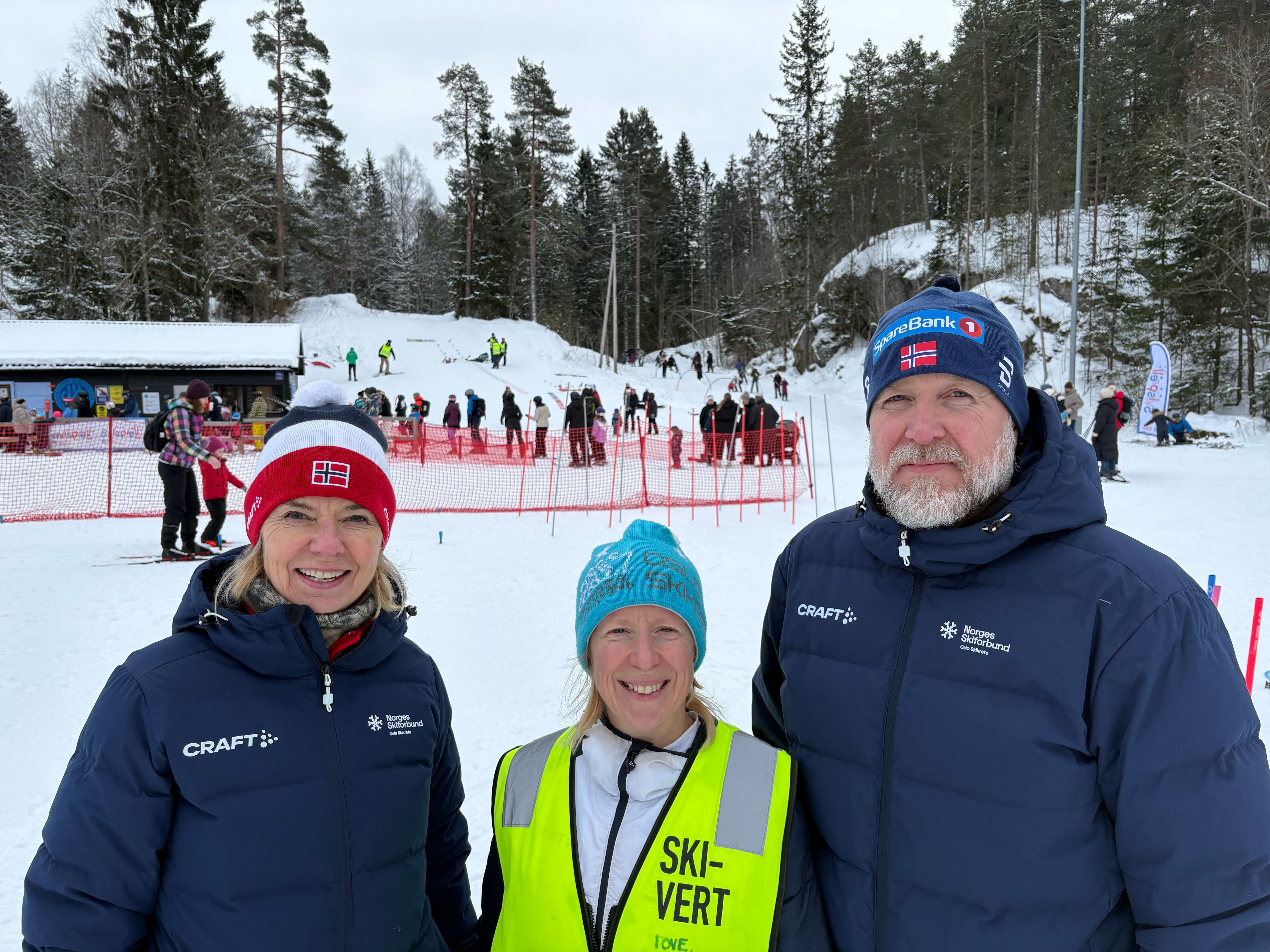 FORNØYDE: Ingrid Heggebø Lutnæs (f.v.), Tove Andersen og Tommy Rovelstad – alle fra Oslo Skikrets – sørget for at hjulene gikk rundt, og at barna fikk den hjelpen de trengte på arrangementsdagen, sammen med et stort lag av frivillige.