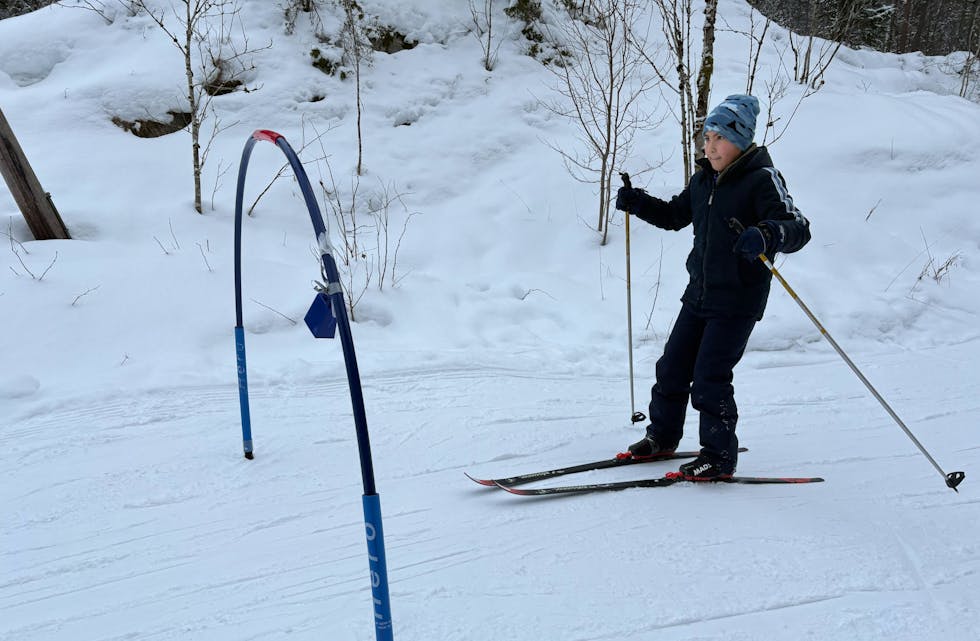 FØRSTE TUR: Elian (11) tok sine aller første skitak gjennom ringløypa – og imponerte stort på debutdagen.