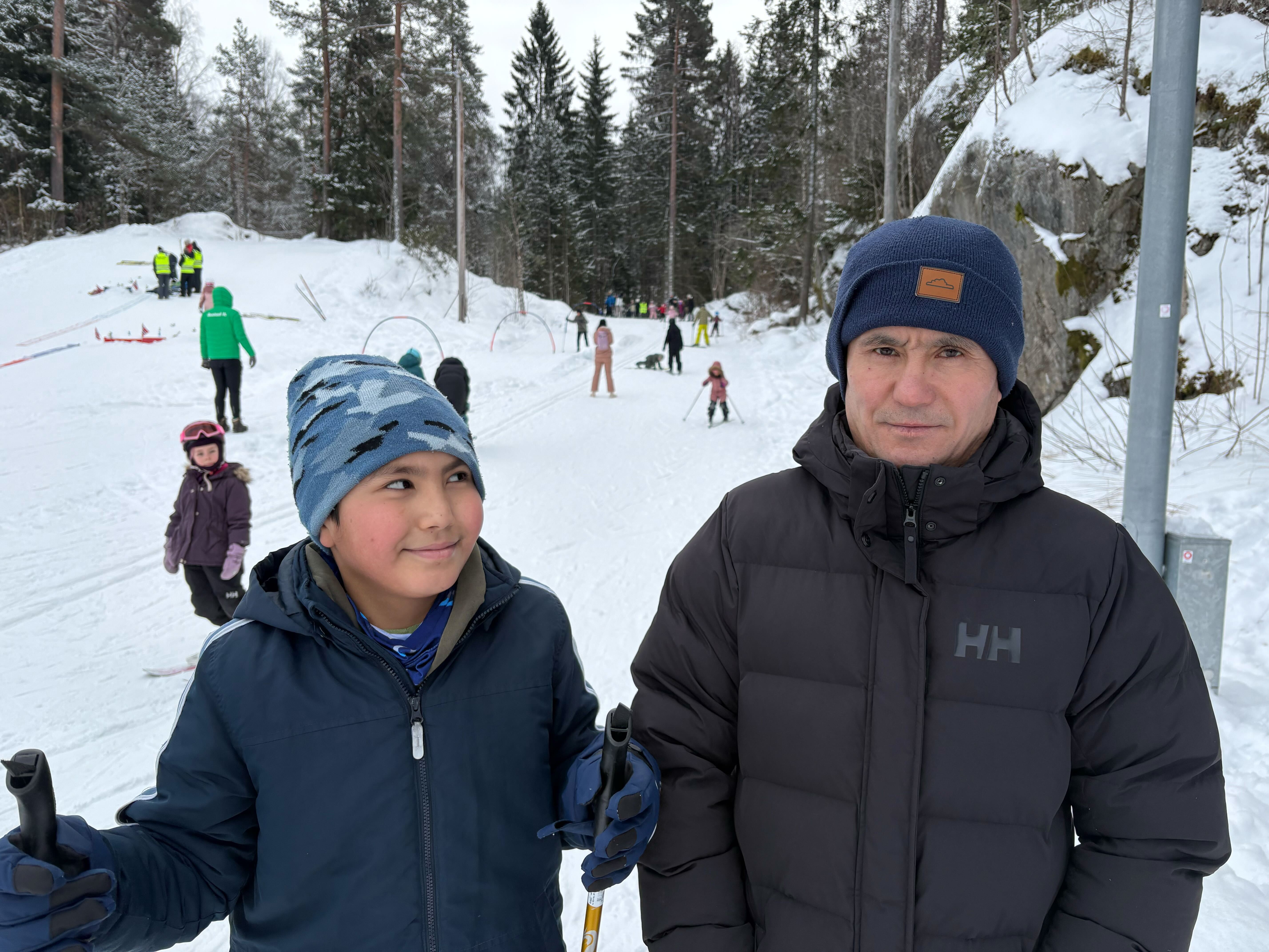 FAR OG SØNN: Far Hussain fulgte spent med på Elian da han sto på ski ned sin første bakke.