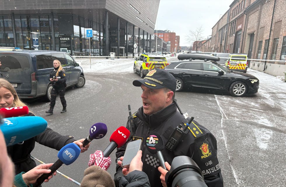 ALVORLIG: Innsatsleder Kristoffer Bang bekrefter at det ble avfyrt flere skudd utenfor Kuben videregående skole fredag ettermiddag.