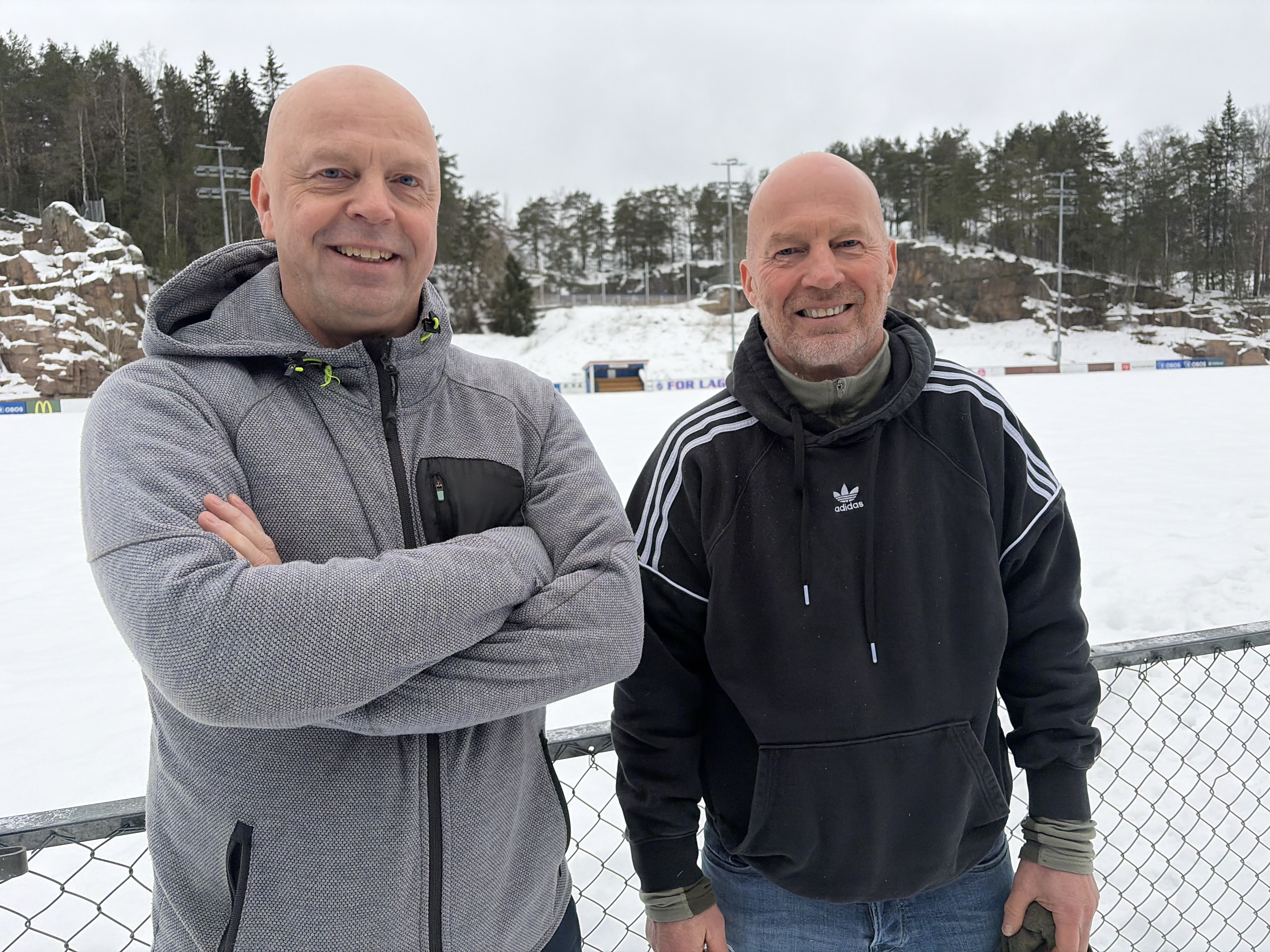 BRØDRENE ENERLY: Espen Enery (t.v.) og Steinar Enerly står foran banen der de begge spilte sentrale roller mot Manchester City i 1989.