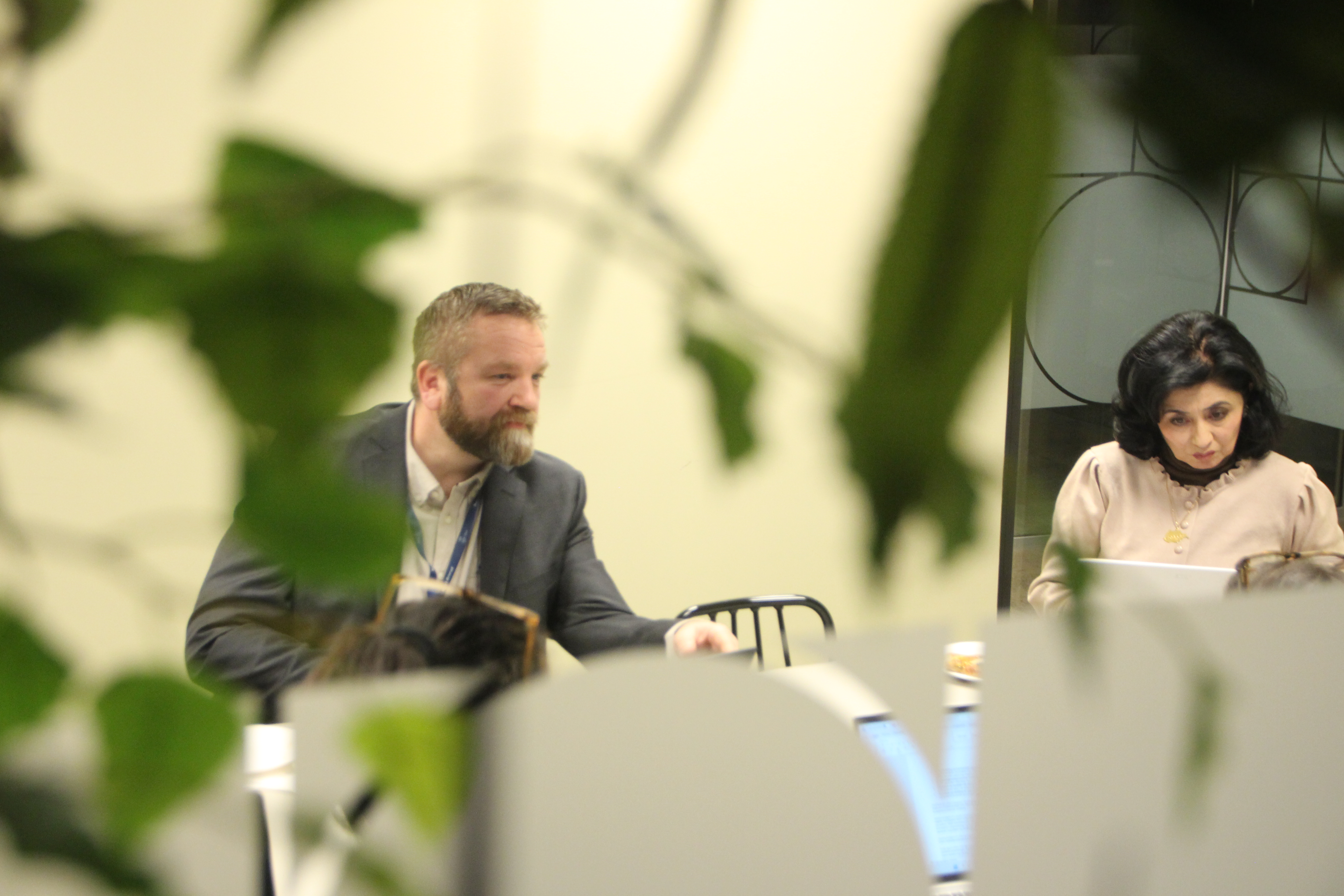 PROSESSEN. Etter god diskusjon på bakrommet la Anders Røberg-Larsen, Shahla Sultani og resten av Grorud bydelsutvalg fram et enstemmig vedtak mot den foreslåtte bydelsreformen. 