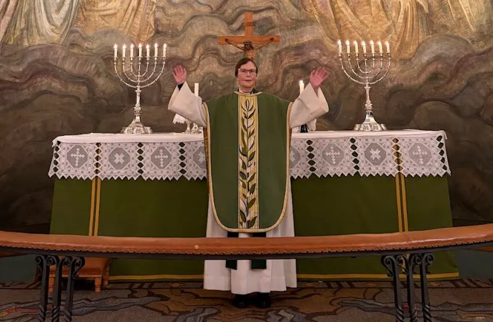 VERDIG AVSKJED I GRORUD KIRKE: Karen Onshuus ble takket av som prest i Grorud menighet under en høytidelig gudstjeneste i Grorud kirke søndag.