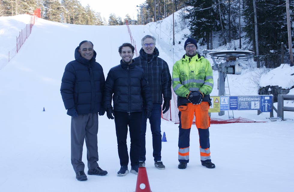 VIL SATSE: Fremskrittspartiet fikk med seg flertallet i bystyret på å se hvilke muligheter som finnes for å utvide Liabakken. Ombir Upadhyay (Frp, f.v.), Magnus Birkelund (Frp), Ole Edvard Stovner Weisæth og Stephen Tollefsen ser for seg en utvidelse i toppen av bakken som et godt forslag.