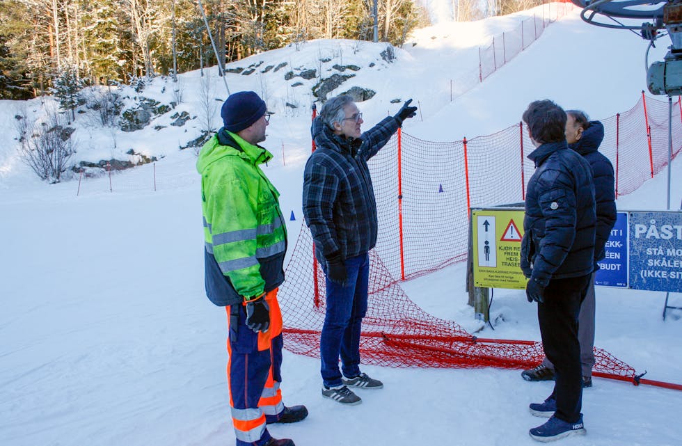 EN KJAPP INTRO: Ole Edvard Stovner Wæiseth (nr. 2 f.v.) gir en innføring i hva Liabakken er, og hva som gjør den unik.