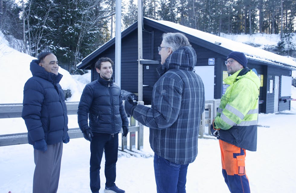 VIKTIG TILSKUDD: Ole Edvard Stovner Weisæth forteller om Liabakken til Ombir Upadhyay (Frp, f.v.) og Magnus Birkelund (Frp). Stephen Tollefsen følger med.