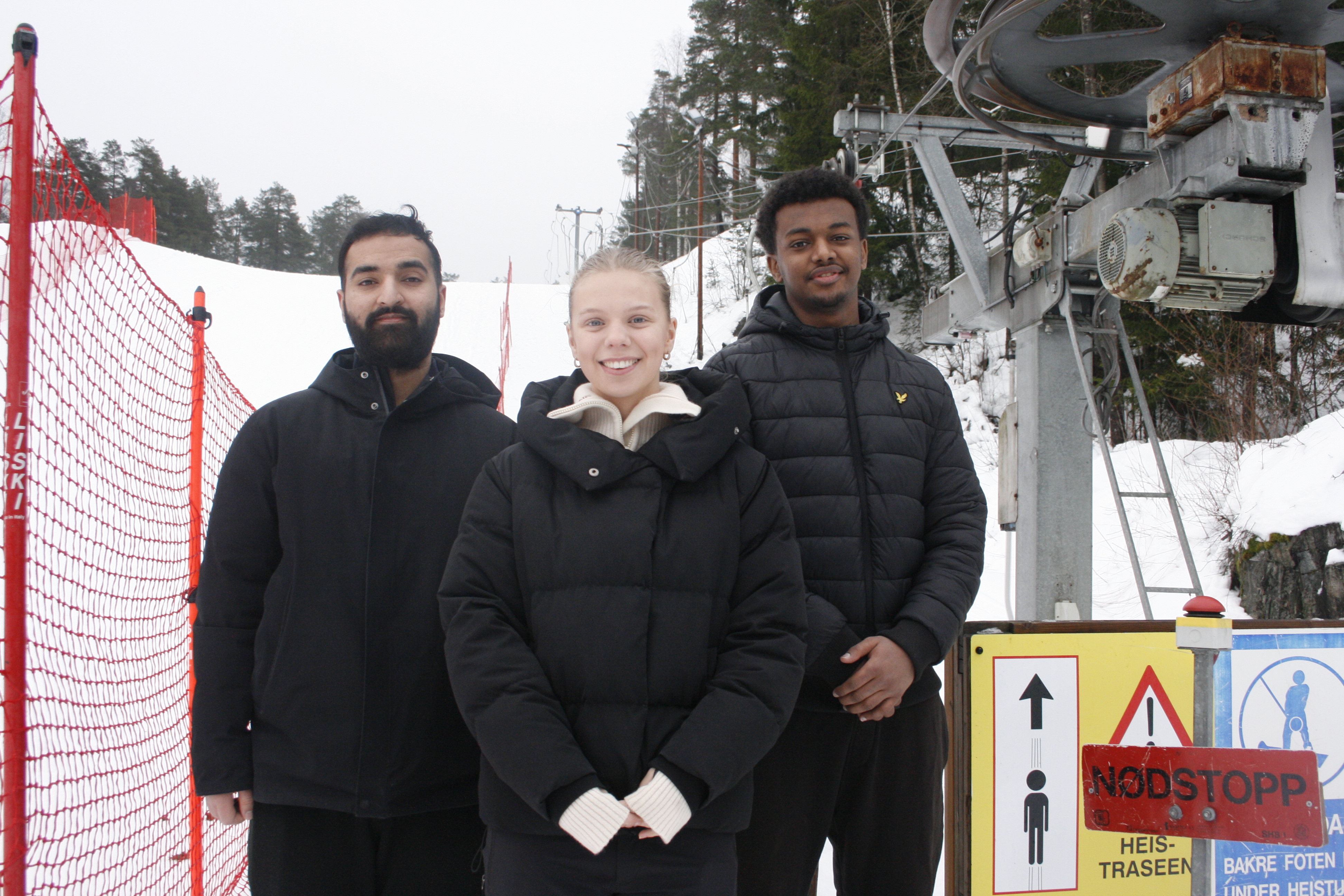 UNGDOM I ARBEID: Humayun Saeed Alam, Tilde Victoria Greenwood og Lukas Asres er tre av totalt 11 ungdommer som skal jobbe i Liabakken denne sesongen.