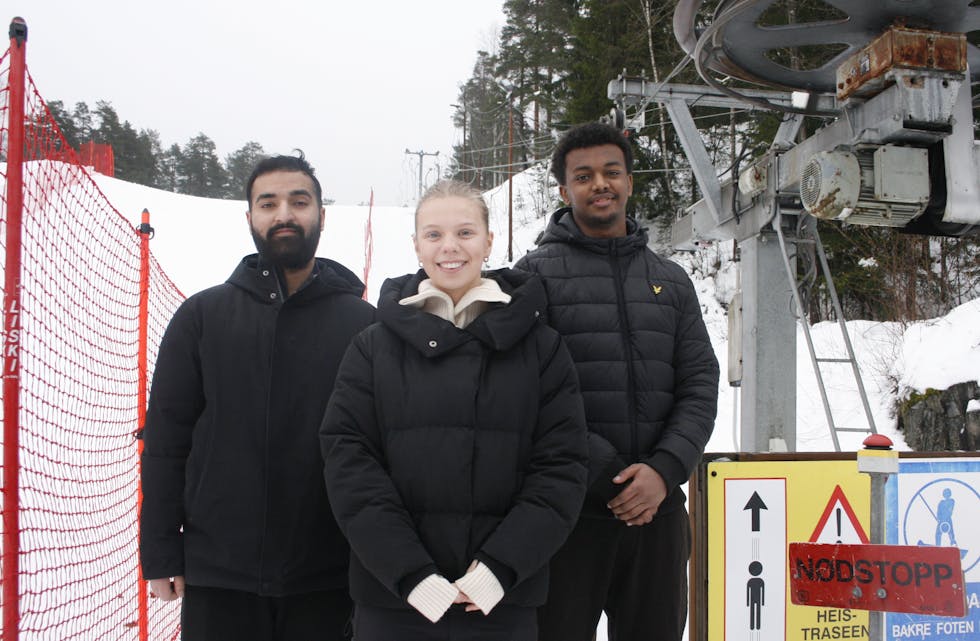 UNGDOM I ARBEID: Humayun Saeed Alam, Tilde Victoria Greenwood og Lukas Asres er tre av totalt 11 ungdommer som skal jobbe i Liabakken denne sesongen.