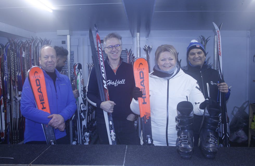 KLARE FOR BAKKEN: Jon Espen Schmidt (f.v.), Ole Edvard Stovner Weisæth, Marte Scharning Lund (Ap) og Rashid Nawaz (Ap) er klare for bakken etter en tur innom BUA.