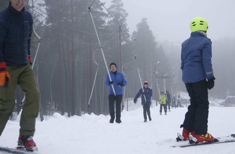 FUNKER OGSÅ UTEN SKI: Styreleder i HSIL, Jon Schmidt, og avisas egen Jarle Hansen fikk hjelp av skiheisen opp Liabakken.