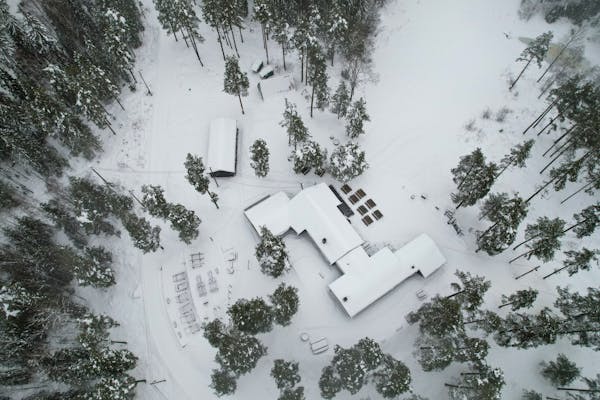 Dette er Liastua fra fugleperspektiv. Seniorgutta i Høybråten og Stovner IL har vedlikeholdt, driftet og utviklet stedet og områdene rundt i årtier. I dag fremstår stedet som en perle for alle generasjoner.