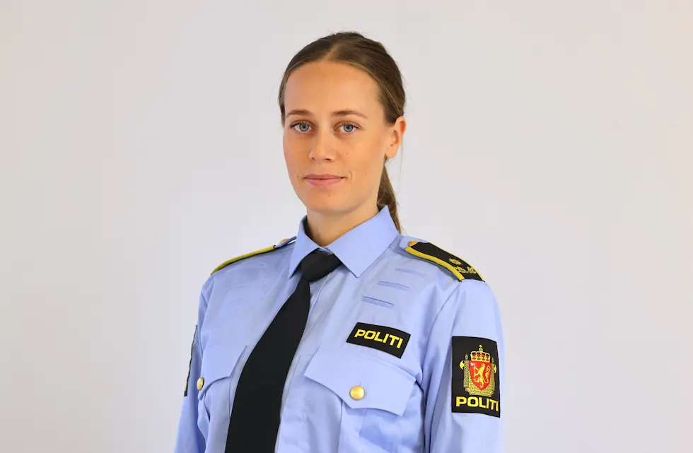 ELDRE ER MÅLGRUPPEN: Politiet advarer om en ny svindelmetode der svindlere oppsøker eldre hjemme og stjeler verdisaker fra dem. Her med Mille Thunem (Foto: politiet).