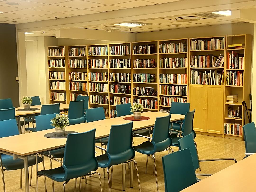 NY MØTEPLASS FOR SENIORER: Her legges det til rette for sosiale treff, aktiviteter og et flerspråklig bibliotek i trygge og inkluderende omgivelser.