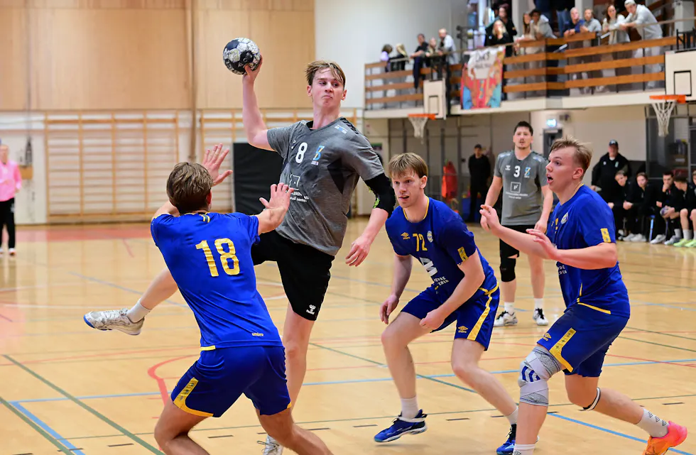 MÅ REISE SEG: Andre halvdel av høstsesongen ga ikke de resultatene Linje 5 håpet på, sist med bortetap mot Strindheim. Nå står sesongen og vipper, med kort vei både til opprykksplass og nedrykksstrek.