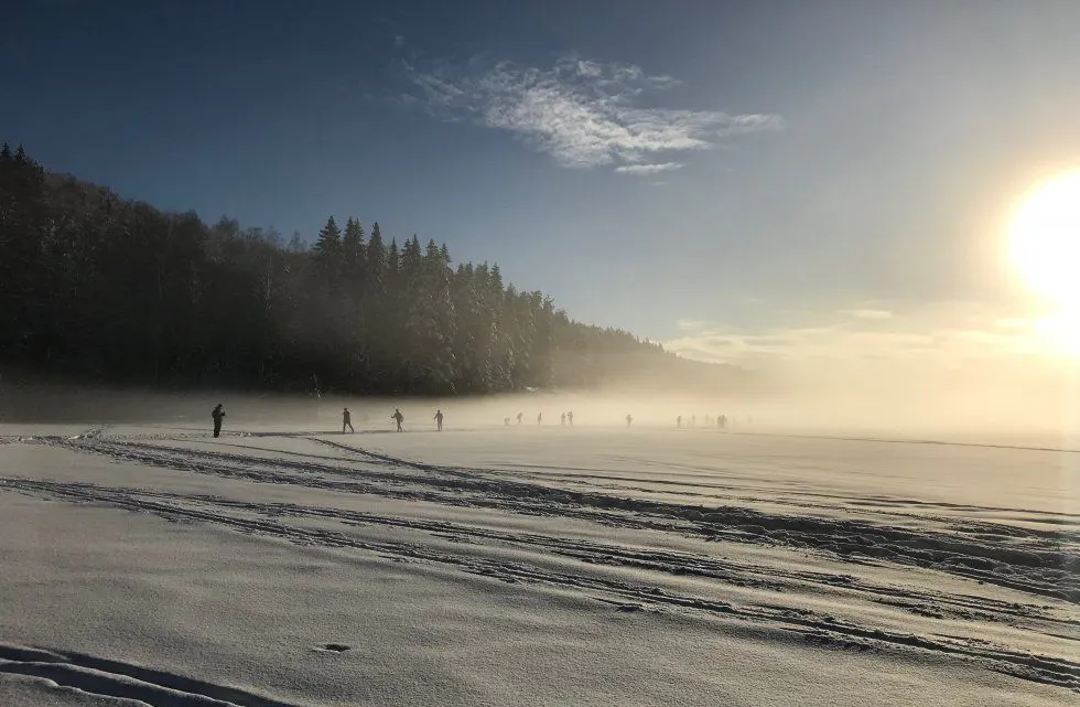 MIDT I VINTEREN: Noen trener, noen går tur. Alle forholder seg til samme føre.
