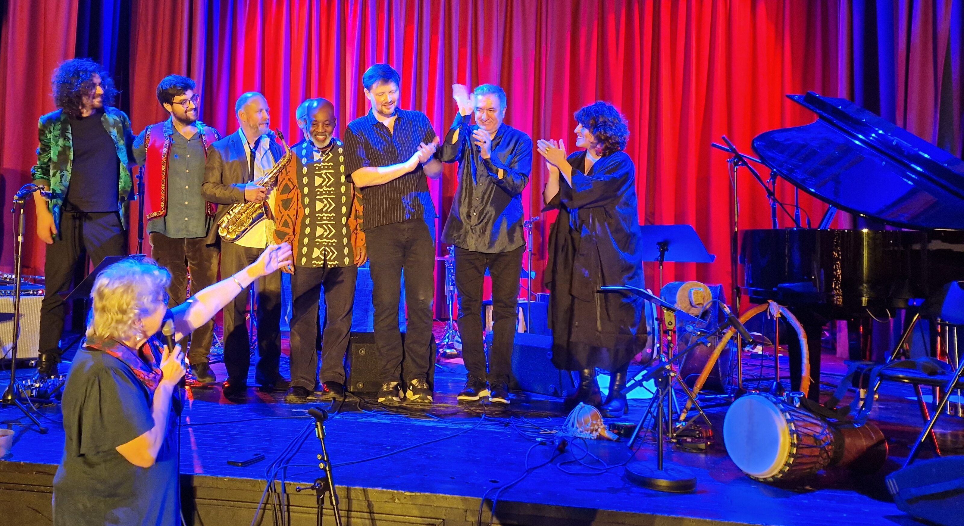 UNIK OPPLEVELSE: Produsent Kristin Groven Holmboe takker musikerne etter det hun beskriver som en helt unik konsertopplevelse i Groruddalen.