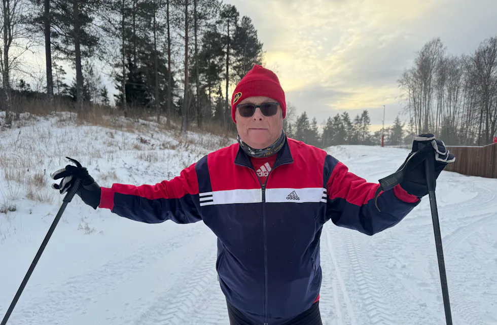 – ENDELIG: Selv om snøen i Lillomarka Arena er produsert av snøkanoner, er skigleden like ekte for Anders Høilund.