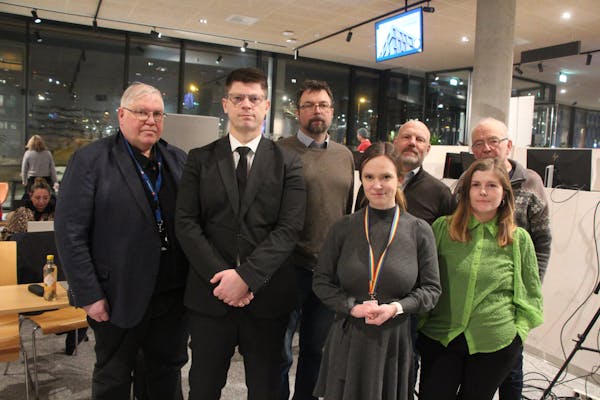 SVARET ER AVGITT: Høringsuttalelsen til Bydel Alna er vedtatt og overlevert byrådet. Her med Vidar Solberg (bak f.v), Frode Nicolaisen, Christian Herzog, Thomas Malt, Arne Rolijordet, Mari Morken (foran f.v) og Sunniva Myrene Bratsberg.