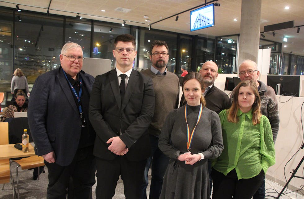 SVARET ER AVGITT: Høringsuttalelsen til Bydel Alna er vedtatt og overlevert byrådet. Her med Vidar Solberg (bak f.v), Frode Nicolaisen, Christian Herzog, Thomas Malt, Arne Rolijordet, Mari Morken (foran f.v) og Sunniva Myrene Bratsberg.