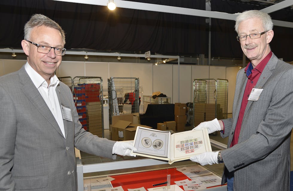 KONGENS SAMLING: Et frimerkealbum til bryllupet mellom Fyrst Rainier fra Monaco og Grace Kelly i april 1956 ble gitt i gave til kong Olav V. Det var blant klenodiene Halvor Fasting (t. v) og Arnfinn Skaale i Postens frimerketjeneste fant da de gikk gjennom kongens frimerkesamling på slottet. Foto: Nils Midtbøen Posten