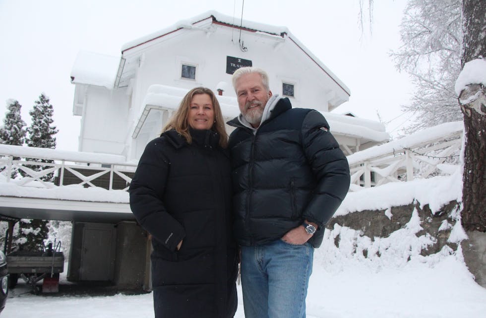 NYTT KAPITTEL: Helén og Asle Tangerud foran familiehuset på Høybråten som nå legges ut for salg etter å ha vært hjem for tre generasjoner.