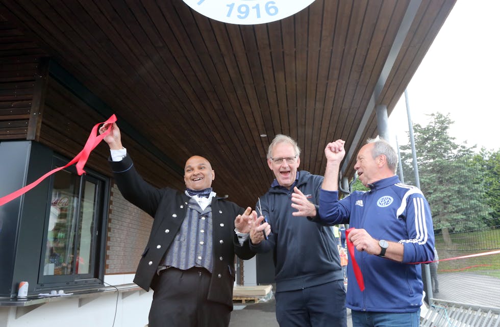 STOR DAG; Det var full jubel da det nye klubbhuset endelig var på plass og ble offiselt åpnet av BU-leder i Bydel Stovner, Rashid Nawaz (f. v), generalsekretær i Oslo Idrettskrets, Magnar Brekke, og Jon selv.