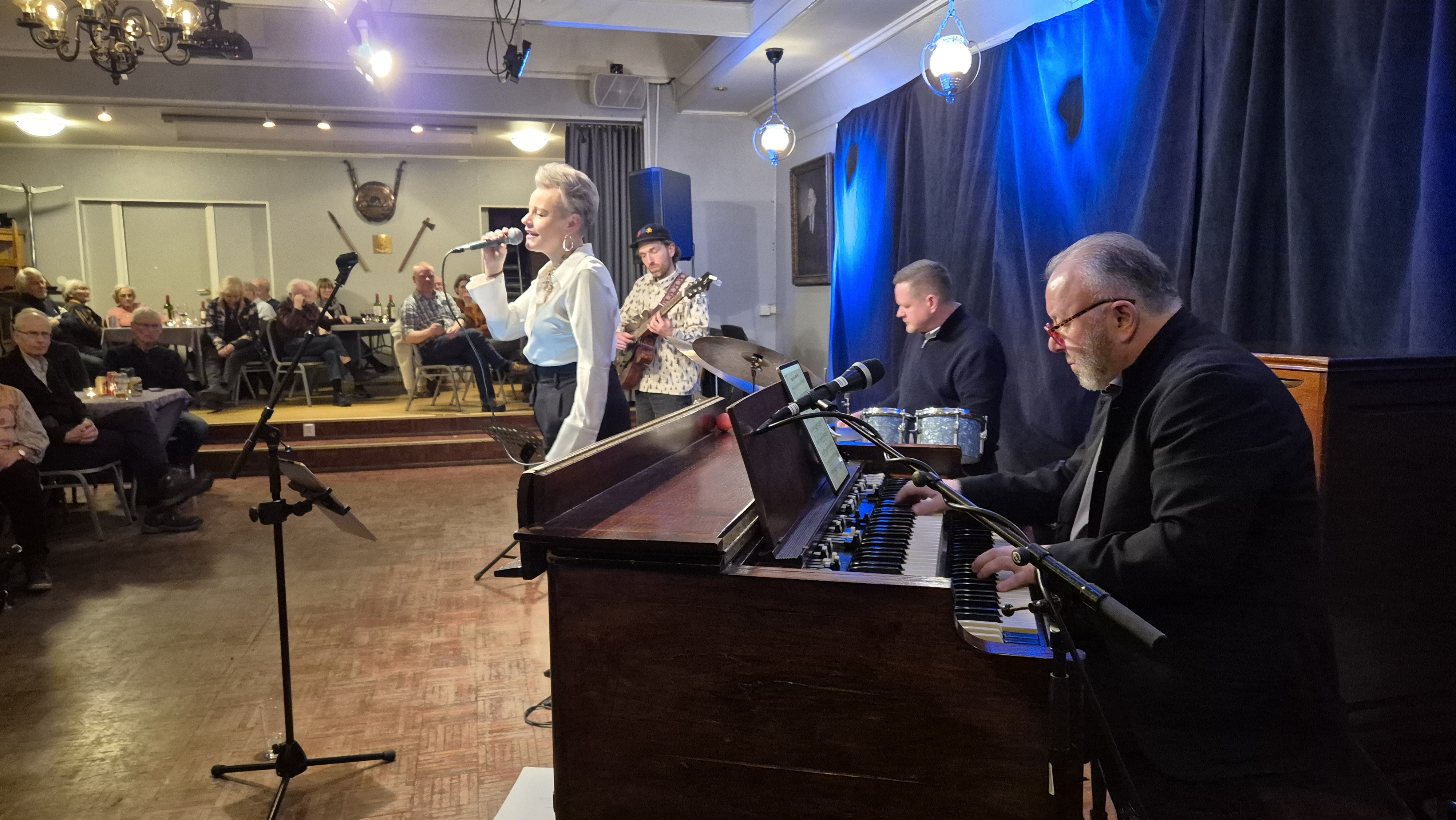 MonicaZ Vals skapte magisk stemning på Vardeheim.