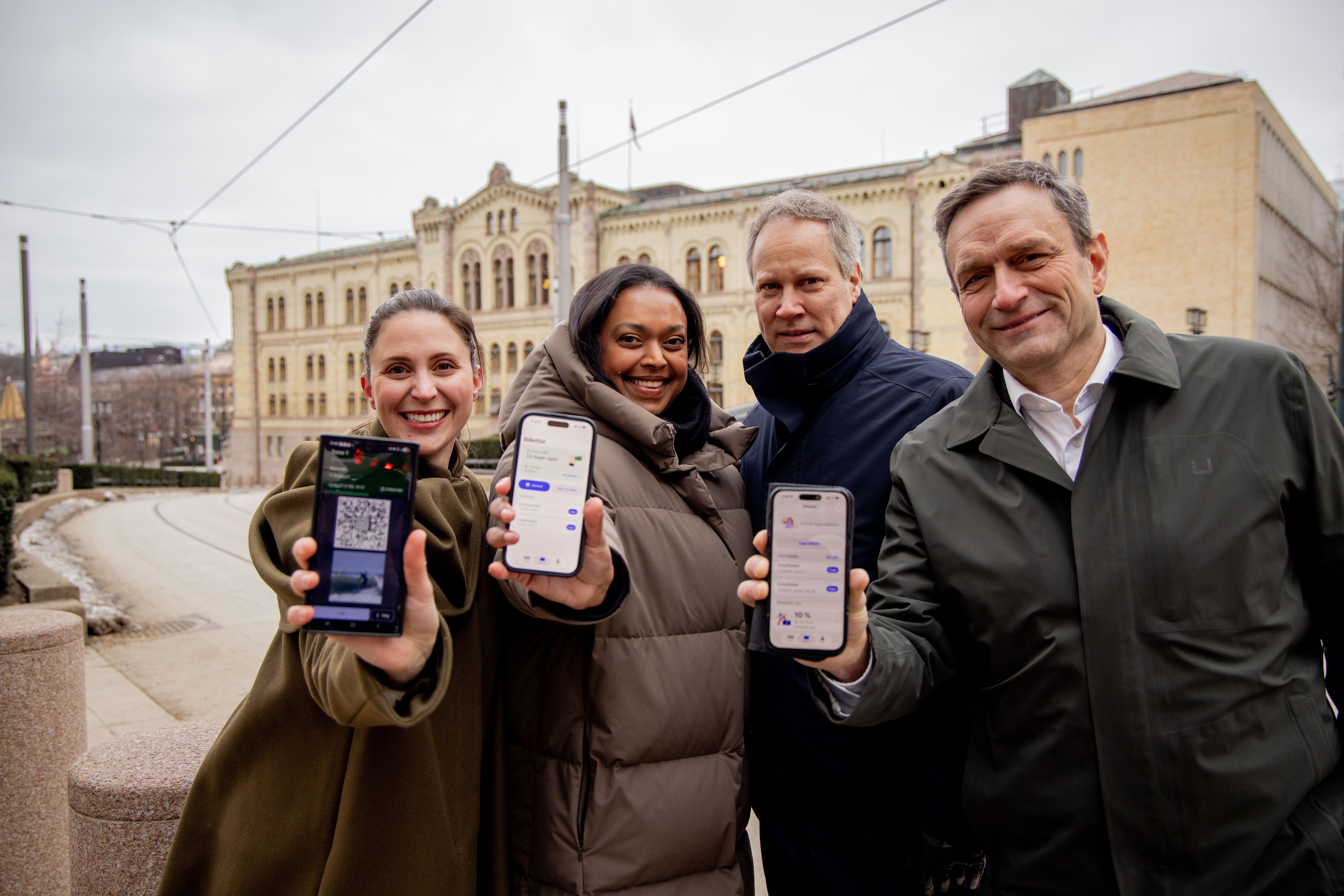 MDG-leder Arild Hermstad, Samferdselsminister Jon-Ivar Nygård, Aps Kamzy Gunaratnam og MDGs transportpolitiske talsperson Oda Indgaard. 