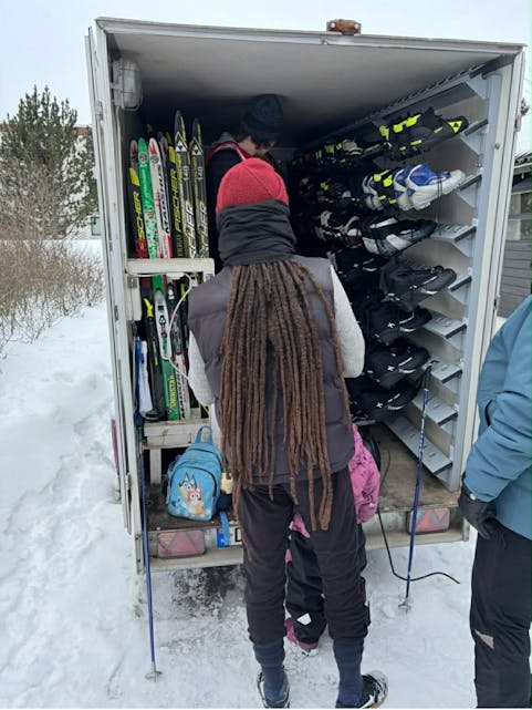 GRATIS UTLEIE: Frigo sørget for at alle fikk låne ski – både store og små.