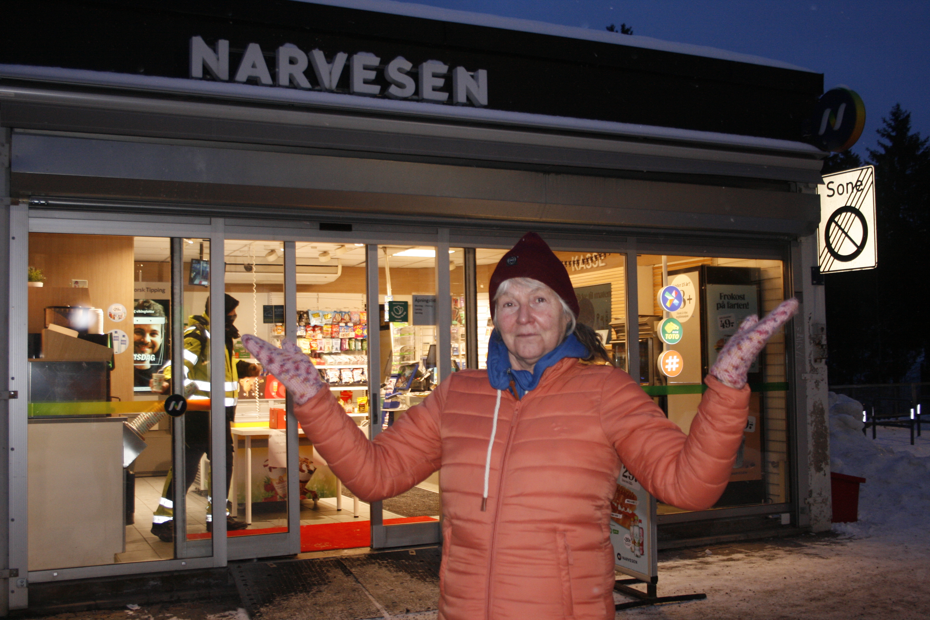HVA GJØR VI NÅ?: Anja Nieuwenhuis har bodd på Ellingsrud i to år, og setter særlig pris på å kunne kjøpe gode boller en søndag på den lokale Narvesen-kiosken. Hun lurer på hvordan det blir uten limet fra kiosken fremover.