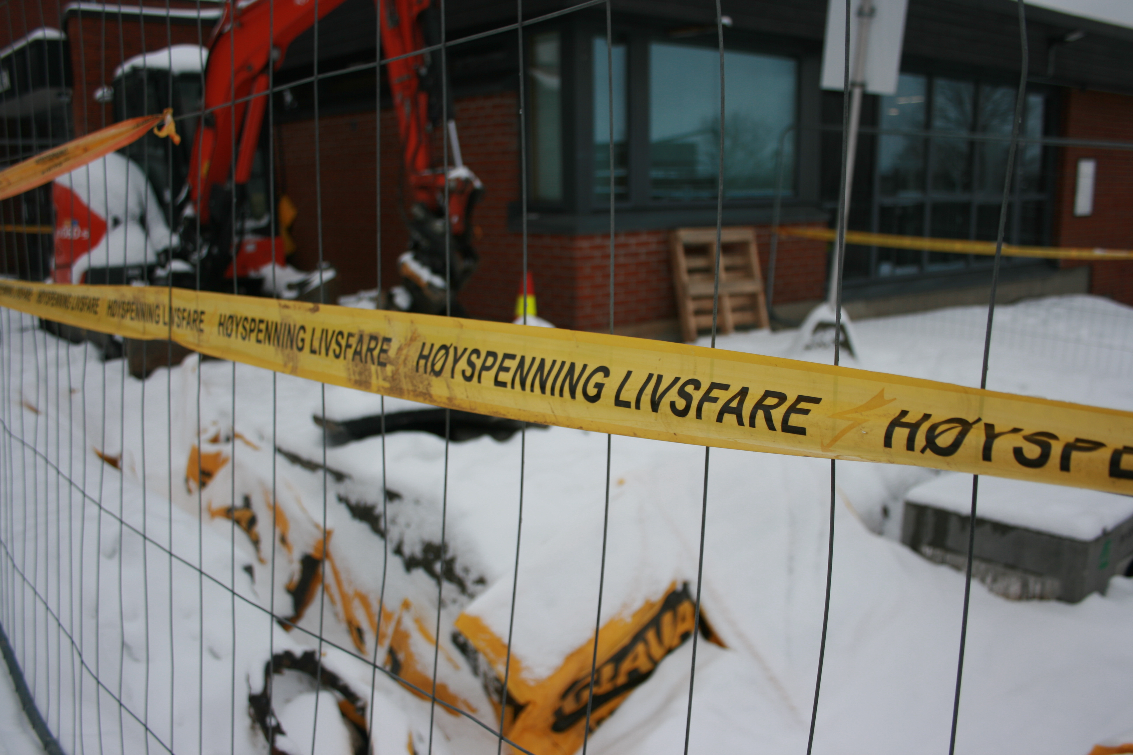 PÅGÅR ARBEID: Det pågår gravearbeid like ved skolen. Strømbruddet mandag skal ikke ha sammenheng med gravearbeidene.