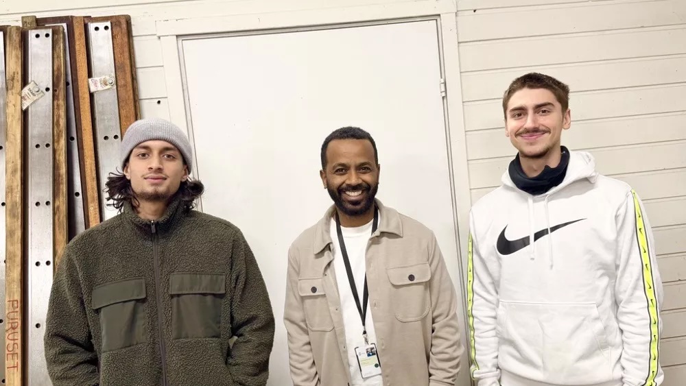 TAR SAKEN I EGNE HENDER: To unge gründere, Haider Waseem (t.v) og Aytug Kozanli (t.h), fra Furuset står bak bilvasktilbudet Boblegutta, som har skapt både aktivitet og arbeidsmuligheter i nærmiljøet. Her med Nahom Jonas.