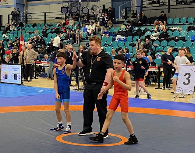 STERKT: Matheo Ihler (i blått) kan juble etter å ha tatt en overbevisende 5-1-seier over sin nederlandske motstander.