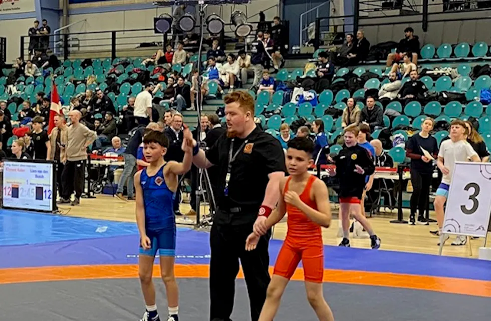 STERKT: Matheo Ihler (i blått) kan juble etter å ha tatt en overbevisende 5-1-seier over sin nederlandske motstander.