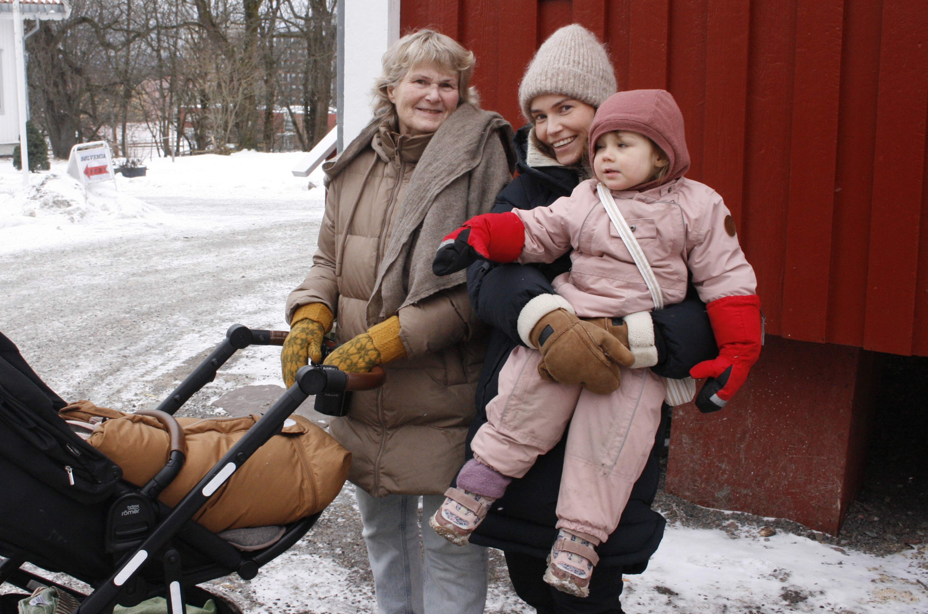 TRE GENERASJONER: Bestemor Anne (f.v.), mamma Line og Orline (2) tok turen til Årvoll gård søndag. Orline gledet seg aller mest til å se dyrene på gården.