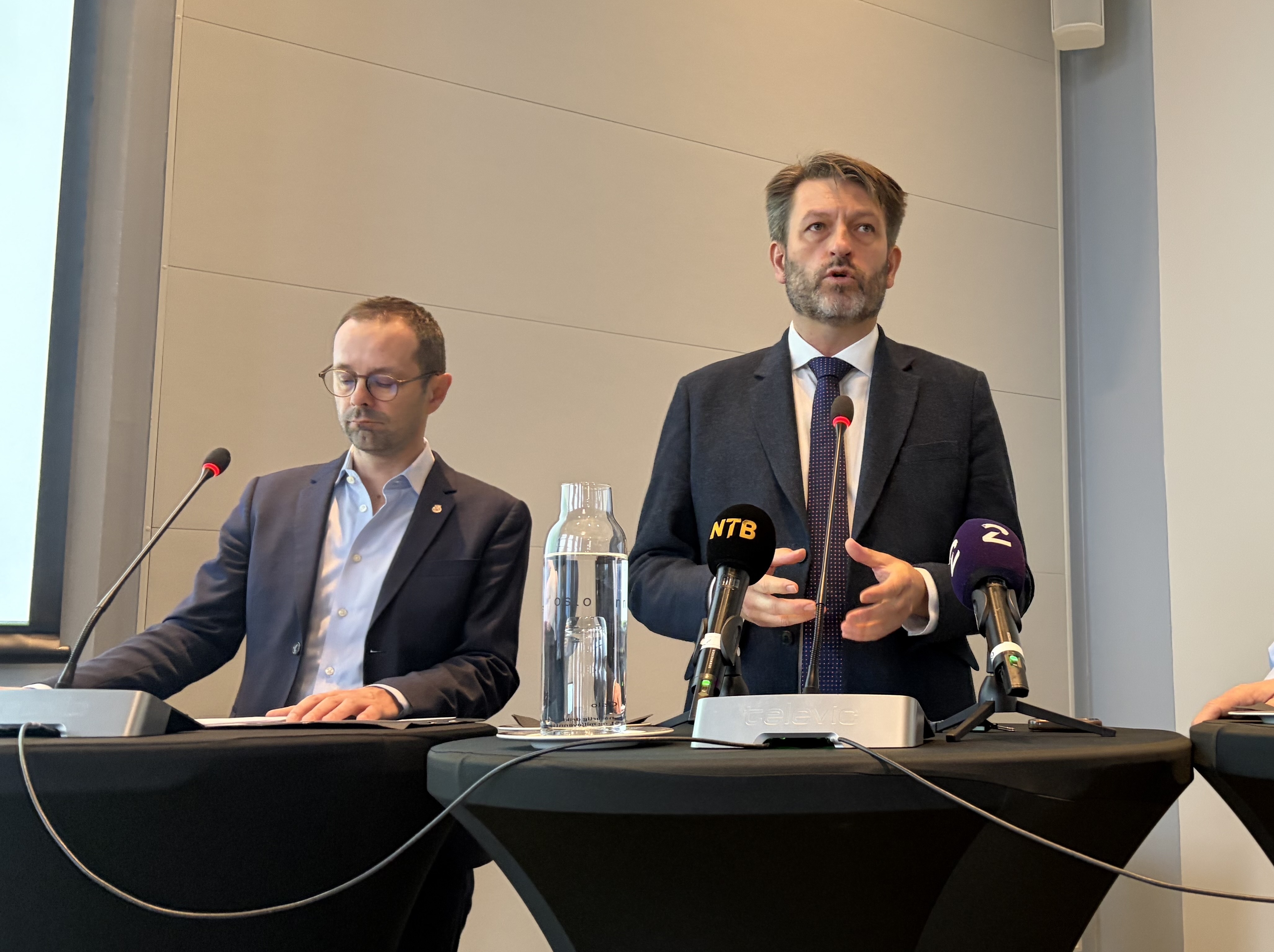 TILBAKEVISER KRITIKKEN: Finansbyråd Hallstein Bjercke (V) og byrådsleder Eirik Lae Solberg (H) reagerer på reaksjonene til de rødgrønne partiene etter nyheten om positivt driftsresultat i Oslo kommune.