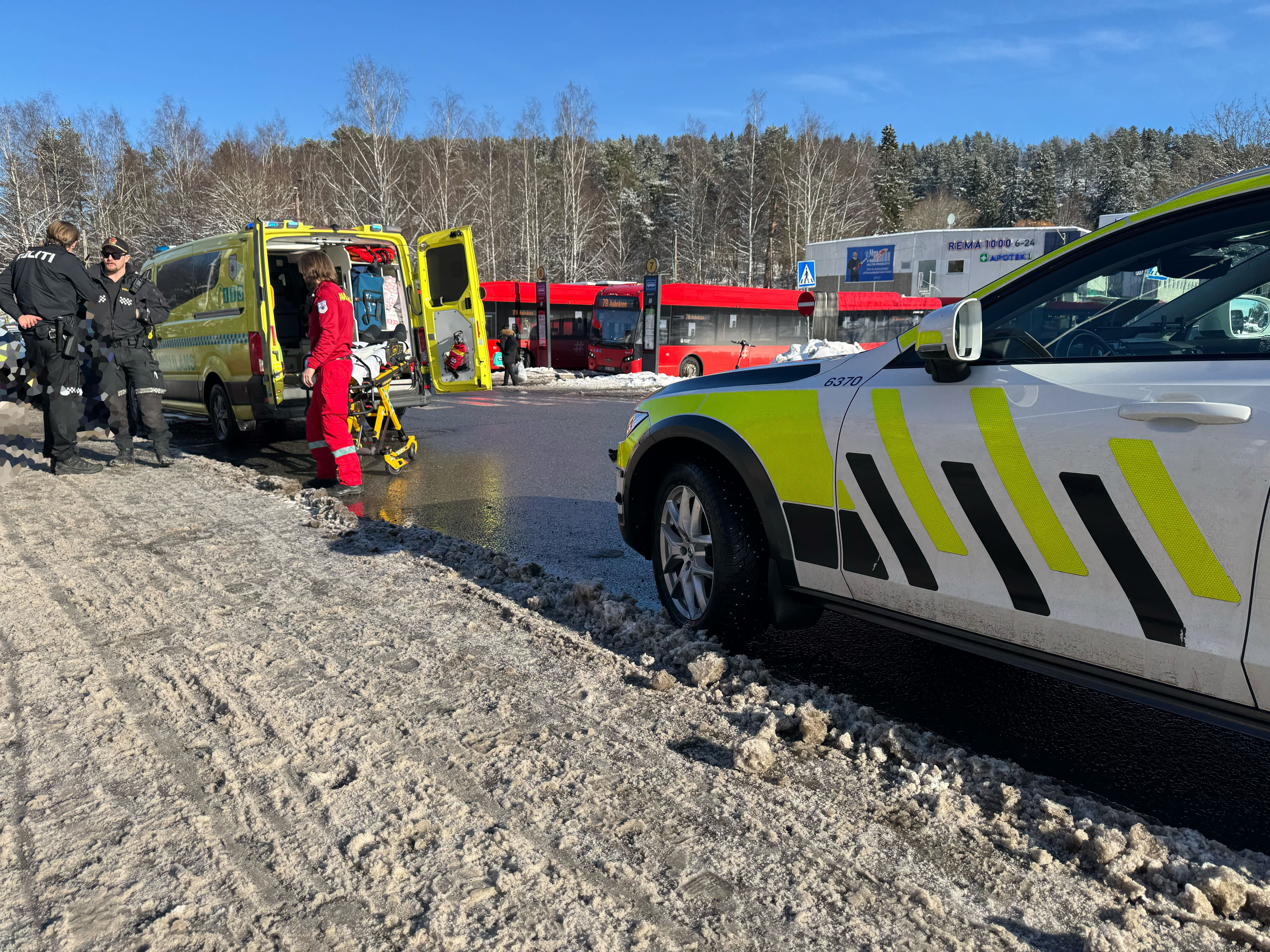 FRAKTET TIL LEGEVAKTEN: Den påkjørte kvinnen ble ikke alvorlig skadet, men ble fraktet til legevakten.